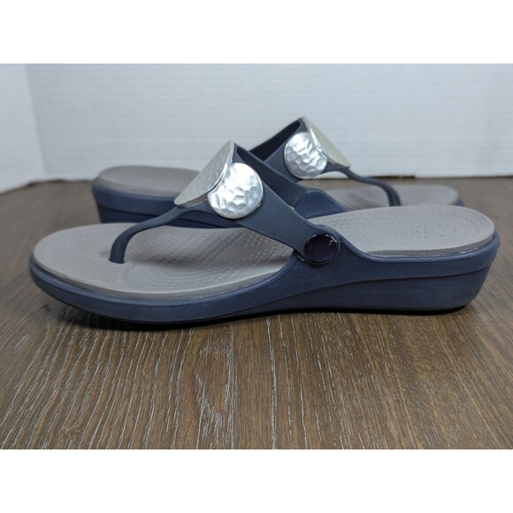 CROCS COMFORT Sanrah Wedge Sandals Womens 9 Black Hammer Silver Circle Logo - Picture 8 of 13